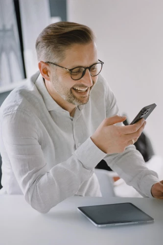 Markus Weib lacht am Telefon