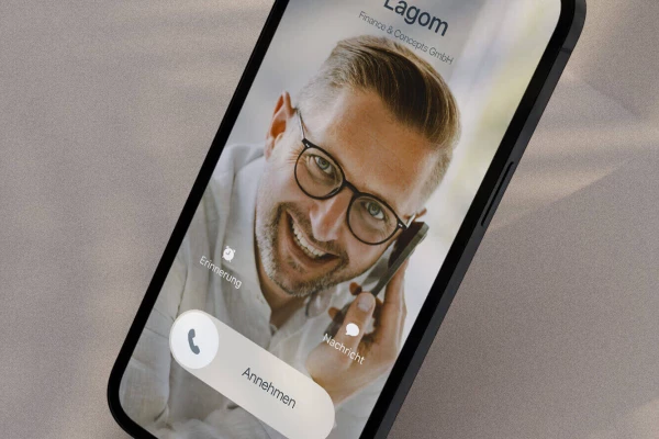 Smartphone mit Markus Weib im Hintergrund