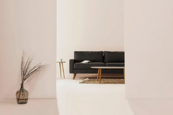 Schwarze Couch in einem hellen Raum