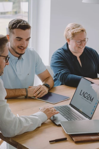 Das Lagom-Team unterhält sich