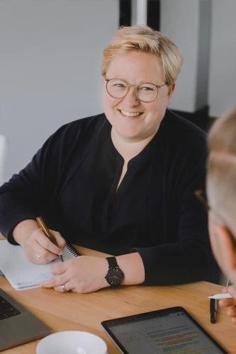 Andrea Weller-Braun schreibt Notizen