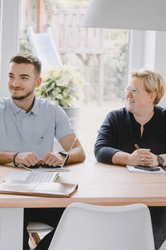 Leontin Asani und Andrea Weller-Braun sitzen am Tisch